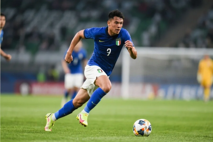 足球运动员带球